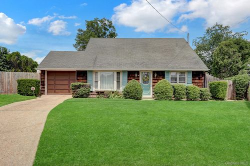 16 Texas Court, Oyster Bay, NY, 11791 | Card Image