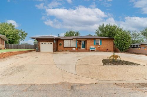 1030 Circle Dr, Clinton, OK, 73601-4340 | Card Image