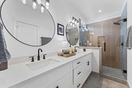 330 Neyland St, Houston, TX, 77022-4662 | Card Image