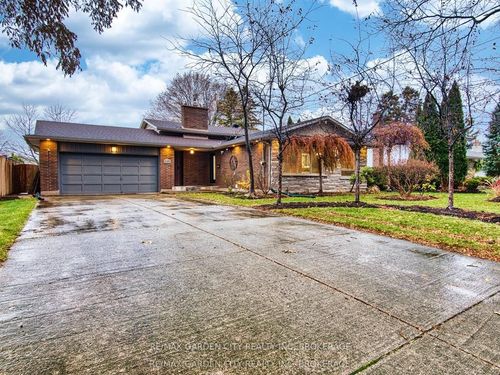 15 Black Friars Rd, Saint Catharines, ON, L2N2M8 | Card Image