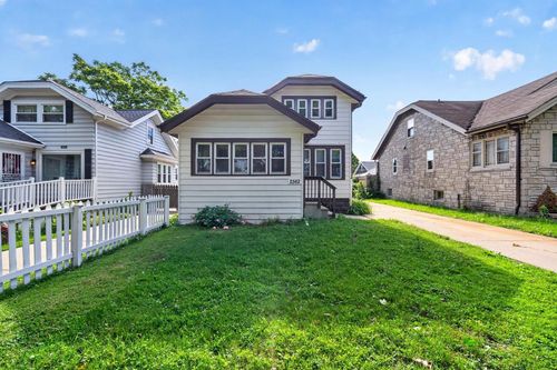 2562 N 59th Street, Milwaukee, WI, 53210 | Card Image
