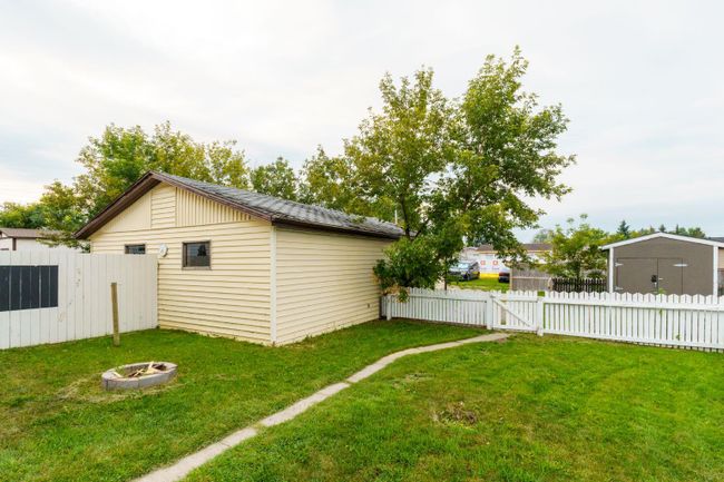 2005 &amp; 2007 25 Avenue, Home with 3 bedrooms, 1 bathrooms and 4 parking in Bowden AB | Image 22