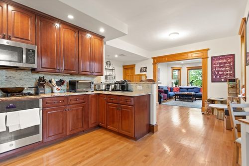 ph-90 Browne St, Brookline, MA, 02446-7254 | Card Image