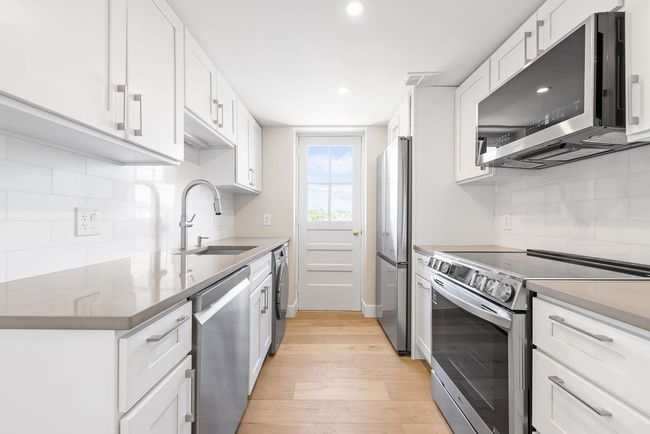 APT-824 - 14 Concord Ave, Condo with 3 bedrooms, 2 bathrooms and 1 parking in Cambridge MA | Image 5