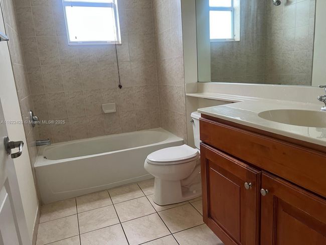 APT-211 - 3500 Oaks Clubhouse Dr, Condo with 3 bedrooms, 2 bathrooms and null parking in Pompano Beach FL | Image 21