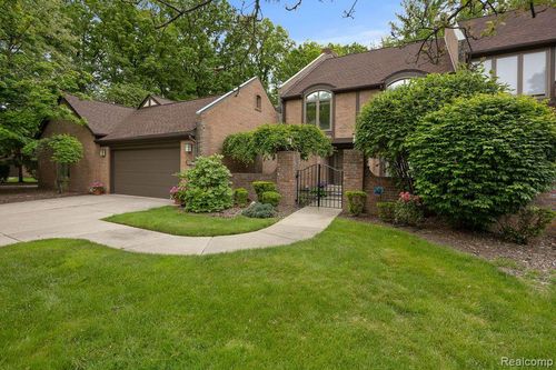 5117 Woodview Ct, Dearborn, MI, 48126-2617 | Card Image