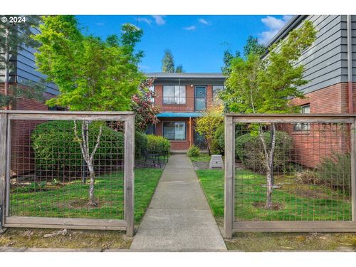7-3911 Ne Killingsworth St, Portland, OR, 97211-7966 | Card Image