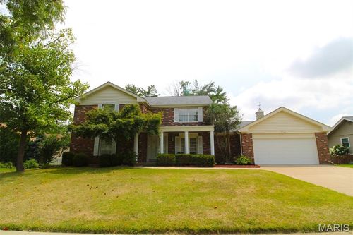 16054 Hunters Way Dr, Chesterfield, MO, 63017-5055 | Card Image