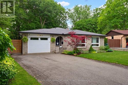 2381 Peart Court, Burlington (Mountainside), ON, L7P2V4 | Card Image