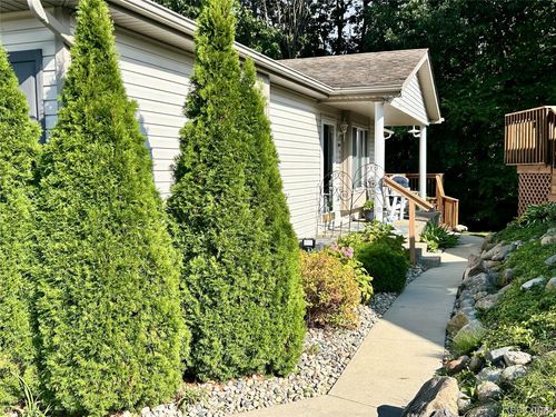 9545 Woodside Cir, Grand Blanc, MI, 48439-8078 | Card Image