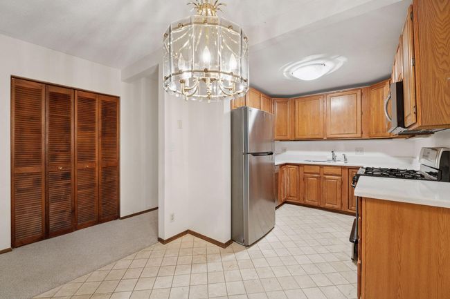 Eat-in Kitchen | Image 11