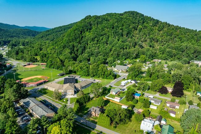 461 S Shady Ave, House other with 3 bedrooms, 3 bathrooms and null parking in Damascus VA | Image 7