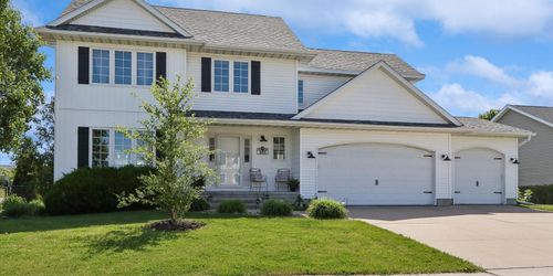 105 17th Avenue Ct, Hiawatha, IA, 52233-2066 | Card Image