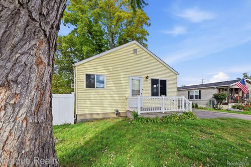 17621 Hanna St, Melvindale, MI, 48122-1032 | Card Image