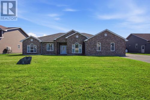 122 Harmsworth Dr, Grand Falls-Windsor, NL, A2A2Y8 | Card Image