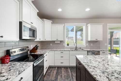 3211 Indigo Ln, Pasco, WA, 99301-3082 | Card Image