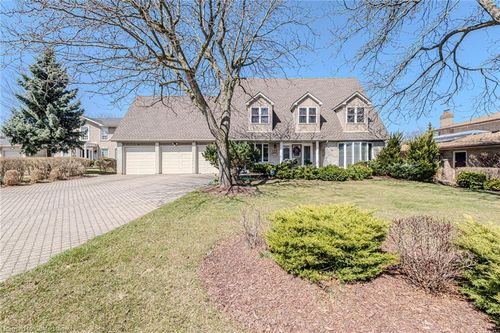 136 Country Club Dr, Hamilton, ON, L8K5W2 | Card Image