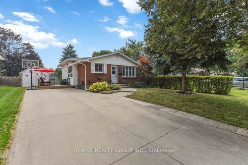 35 Surrey Cres, London, ON, N6E1T7 | Card Image