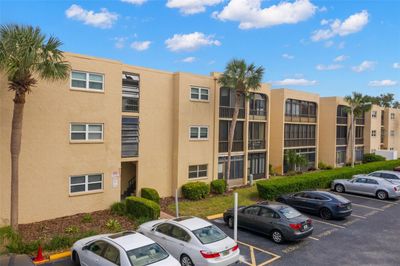 322 - 11485 Oakhurst Road, Condo with 2 bedrooms, 1 bathrooms and null parking in Largo FL | Image 1