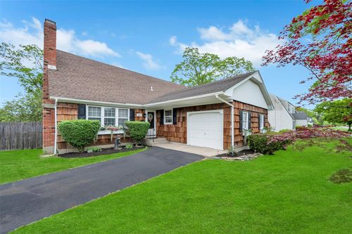 301 Maple Ave, Patchogue, NY, 11772-2657 | Card Image