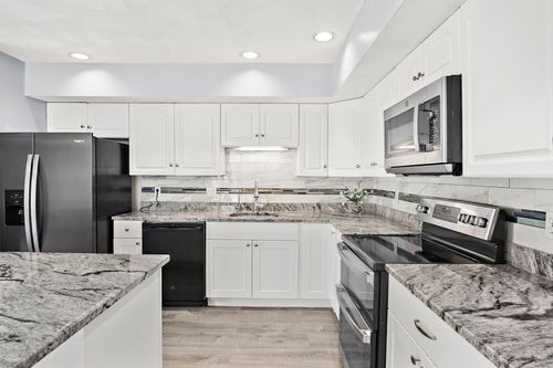 20-20 Carriage Hill Ln, Salem, MA, 01970-1700 | Card Image