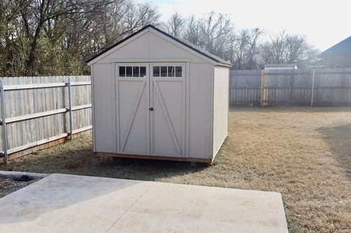 2400 Creek Side Cir, Moore, OK, 73160-2194 | Card Image