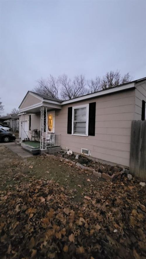 921 N Ash St, Ponca City, OK, 74601-3106 | Card Image