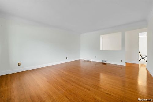 28314 James Dr, Warren, MI, 48092-5611 | Card Image