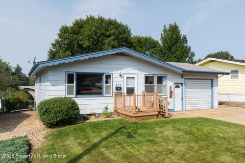 973 Dell Ave, Dickinson, ND, 58601-6229 | Card Image