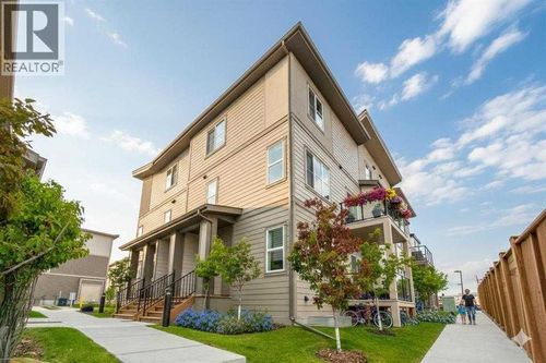 2117 81 St Sw, Calgary, AB, T3H3V8 | Card Image