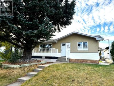 4827 45 St, House other with 3 bedrooms, 2 bathrooms and 4 parking in Innisfail AB | Image 2