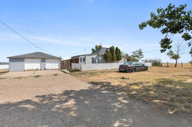305 8 Street Ne, Home with 2 bedrooms, 1 bathrooms and 2 parking in Redcliff AB | Image 2