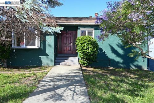 8809 Seneca Street, Oakland, CA, 94605 | Card Image