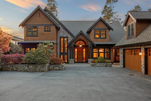2737 Crescent Dr, Surrey, BC, V4A3J9 | Card Image