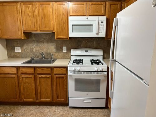 11 S Mountain Ave, Cedar Grove, NJ, 07009-2111 | Card Image