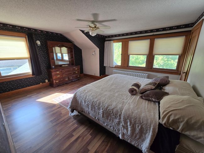 Laminate flooring, ceiling fan | Image 37