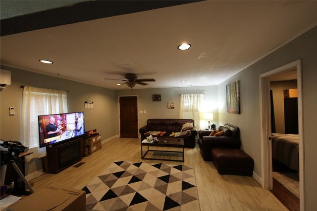 10801 W Lakeview Dr, House other with 2 bedrooms, 1 bathrooms and 2 parking in Jonestown TX | Image 6