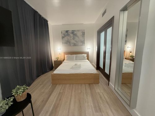 b303-1036 Ocean Dr, Miami Beach, FL, 33139-5014 | Card Image