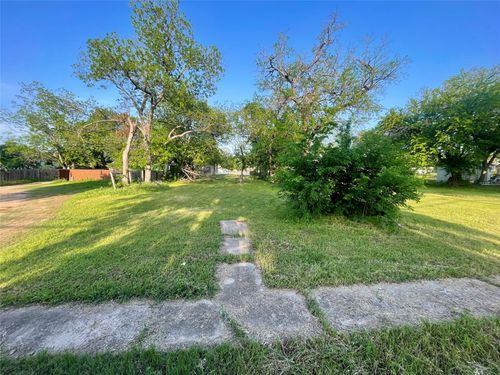 320 N Morris St, Gainesville, TX, 76240-4208 | Card Image