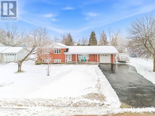 107 Brooklyn St, Pembroke, ON, K8B1B5 | Card Image