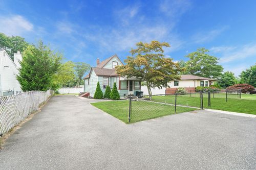 22 Highview Dr, Selden, NY, 11784-2706 | Card Image