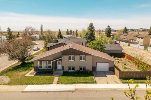 10 Trent Rd W, Lethbridge, AB, T1K4N2 | Card Image