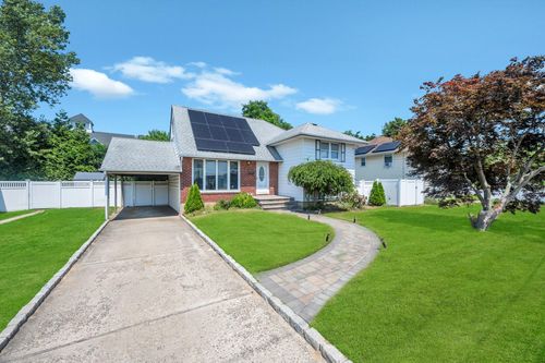 22 Manor Ln, Copiague, NY, 11726-5204 | Card Image
