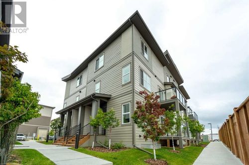 2117 81 St Sw, Calgary, AB, T3H3V8 | Card Image
