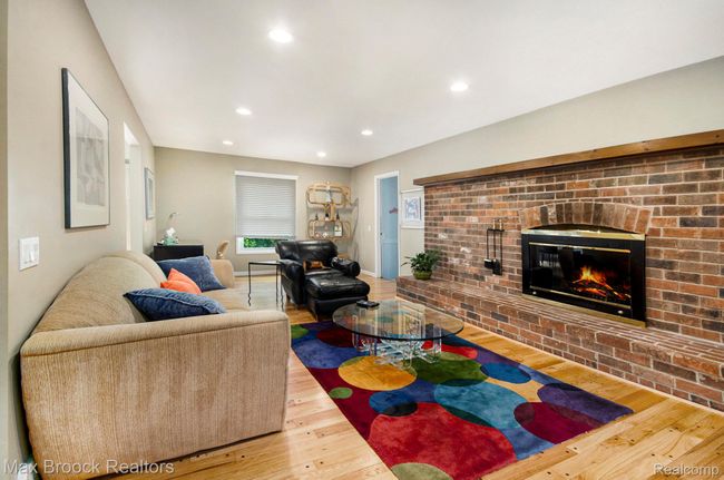 Family Room w/gas fireplace | Image 12