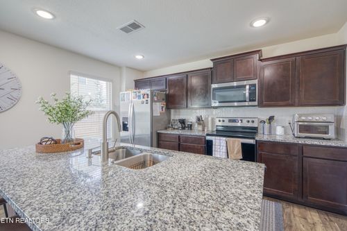313 Holliwell Chase Ln, Maryville, TN, 37804-2998 | Card Image