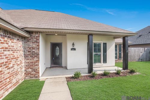 9279 Cypress Lake Dr, Denham Springs, LA, 70726-9200 | Card Image