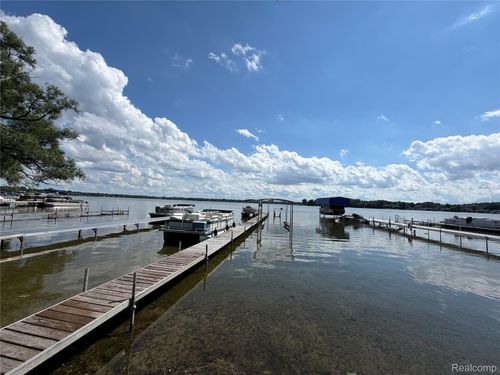 561 E Walled Lake Dr, Walled Lake, MI, 48390-3563 | Card Image