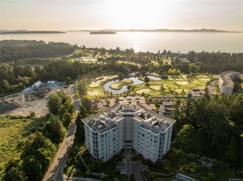 301-5388 Hill Rise Terr, Victoria, BC, V8Y3K3 | Card Image