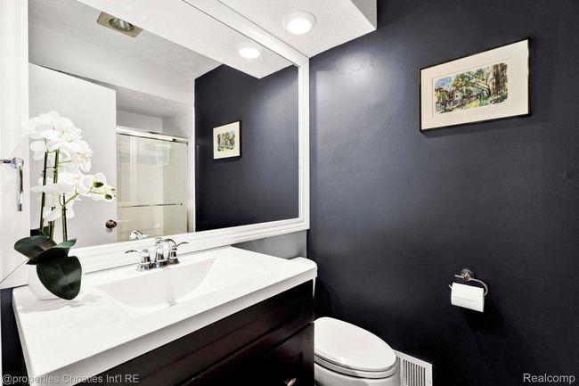 2nd Main floor full bath | Image 9